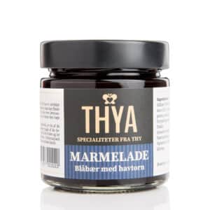 Glas med Thya marmelade, blåbær og havtorn, sort låg, etikette: "Specialiteter fra Thy, 125g"