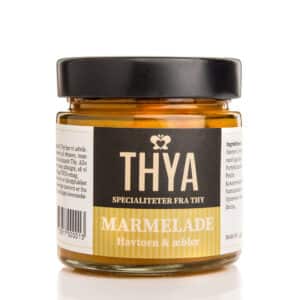 Glas med Thya Marmelade, havtorn og æbler. Sort låg, mærkat med "Thya" og "Marmelade Havtorn & æbler".