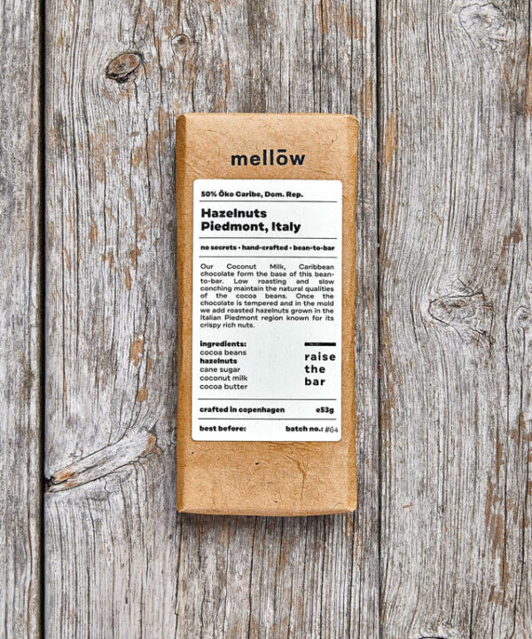 Chokoladebar i rustikt papir, 53g. Ingredienser: kakaobønner, hasselnødder, rørsukker, kokosmælk.