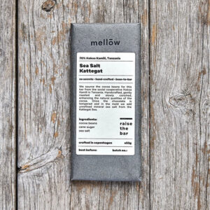 Chokoladebar "Mellow Sea Salt Kattegat" med 70% kakao, håndlavet, minimalistisk emballage.