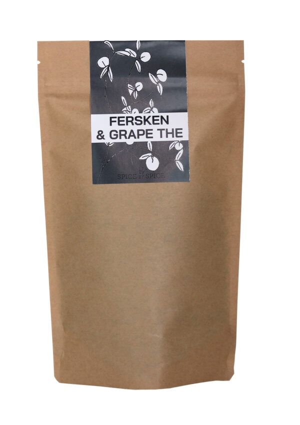 Brun papirpose med sort-hvid illustration og teksten "Fersken & Grape The" af "Spice by Spice".