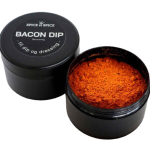 Sort beholder med rød krydderiblanding, label "Spice by Spice BACON DIP" og tekst på dansk.