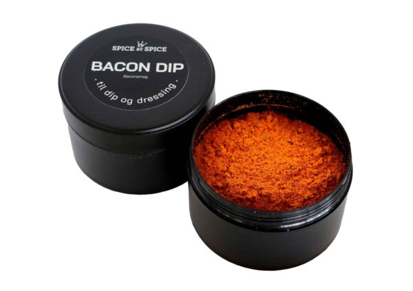 Sort beholder med rød krydderiblanding, label "Spice by Spice BACON DIP" og tekst på dansk.