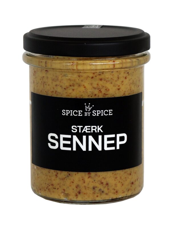 Glas med stærk sennep fra Spice by Spice. Sort låg og etiket. Senneppens tekstur er synlig.