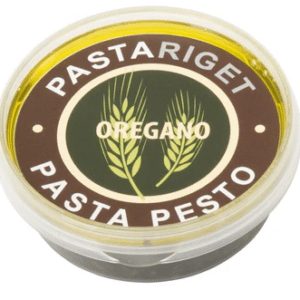 Rund beholder med gennemsigtigt låg. Etiket: "PASTARIGET PASTA PESTO OREGANO" med to hvedeknopper.