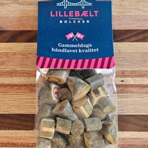 Pakke med Lillebælt Bolcher Lakrids Mix, klar emballage med farverige lakridser. Blåt label: "Gammeldags håndlavet kvalitet".