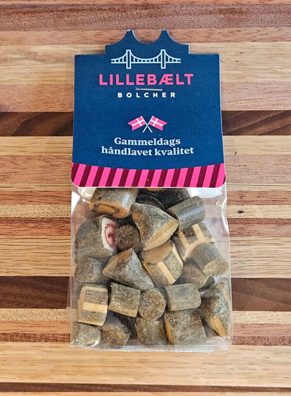 Pakke med Lillebælt Bolcher Lakrids Mix, klar emballage med farverige lakridser. Blåt label: "Gammeldags håndlavet kvalitet".