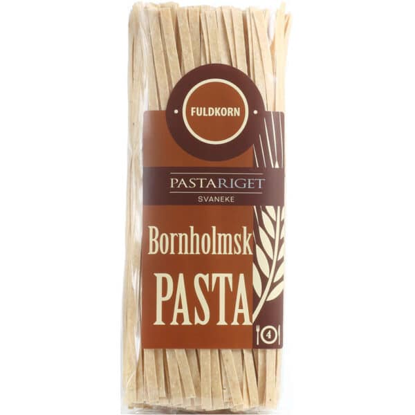 Brun pakke af Bornholmsk Fuldkorn Pasta med kornmotiv, tekst "Pastariget Svaneke" og "Fuldkorn".