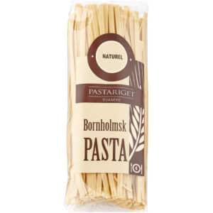 Pakke med lyse pastastrenge i klar pose, mærket "Naturel" og "Bornholmsk Pasta."