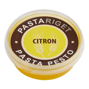 Rund plastbeholder med gul citronpesto, Pastariget label med hvedemotiver.