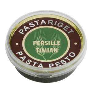 Klar plastbøtte med Pastariget Persille Timian Pesto, grøn/brun label med grafik.