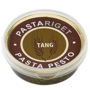 Rund plastbeholder med brun etiket, teksten "PASTARIGET TANG PASTA PESTO" og plantegrafik.