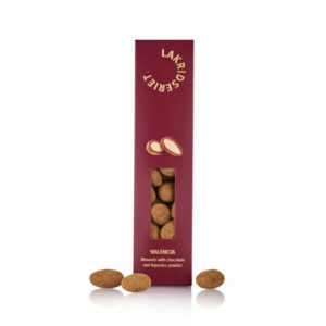 Lakridseriet Hvid æske med gennemsigtigt vindue, som viser brune mandler med chokolade og stærk lakrids.