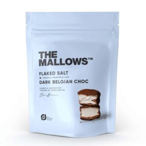 "The Mallows pose med skumfiduser, flagesalt, mørk belgisk chokolade. Billede af chokoladeovertrukket skumfidus."