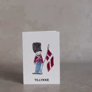 Kort med tegning af garder med dansk flag og teksten "TILLYKKE". Kortet er delvist åbent og foldbart.