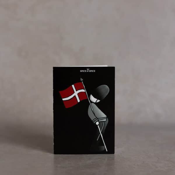 Kort med figur, der holder et flag på sort baggrund, 7,5x10,5 cm, mærke "Spice by Spice".