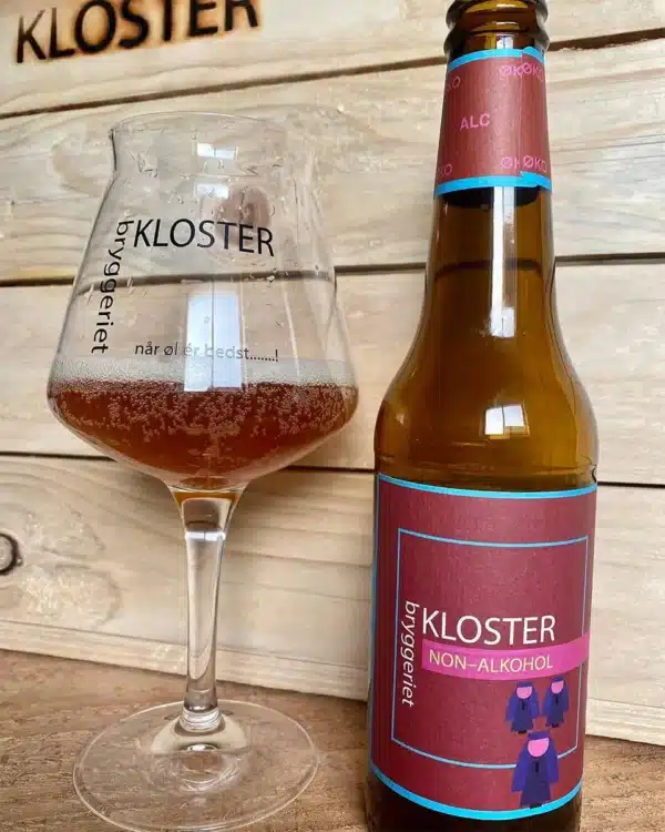 Bedste alkoholfri øl fra Klosterbryggeriet skænket i glas