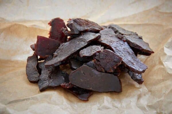 Beef Jerky snack med dansk oksekød på brun papir