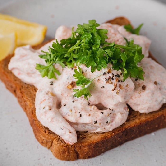 Rejesalat med Bruschetta BBQ Krydderi på et ristet brød