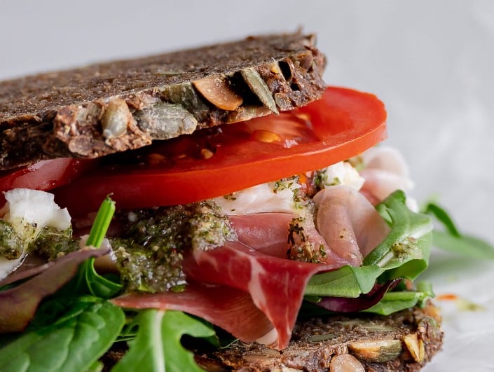 Rugbrødssandwich med pesto og skinke