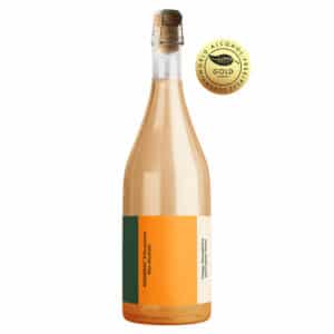 Flaske med ARENSBAK Effervescent, alkoholfri vin, korkprop og prisbadge.
