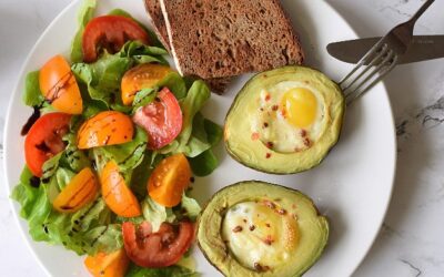 Bagt Avocado med Æg og Salat