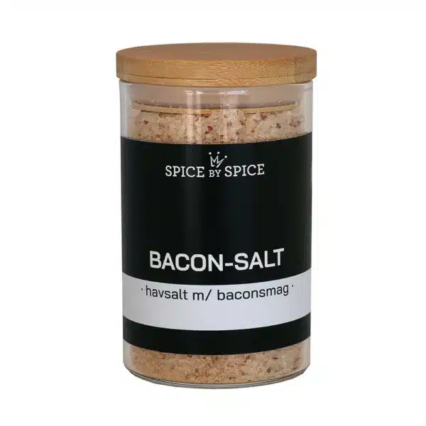 Glasbeholder med sort/hvid etiket, bacon-salt og bambuslåg.