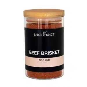 Glas med bambuslåg, sort etiket "Spice by Spice" og "Beef Brisket", BBQ-rub synlig indeni.