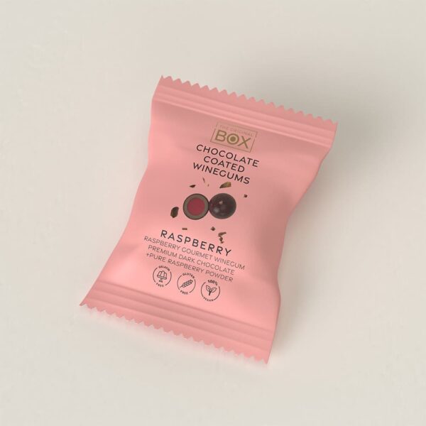 Pink pakke med "BOX" chokoladeovertrukne vingummier, hindbærsmag.