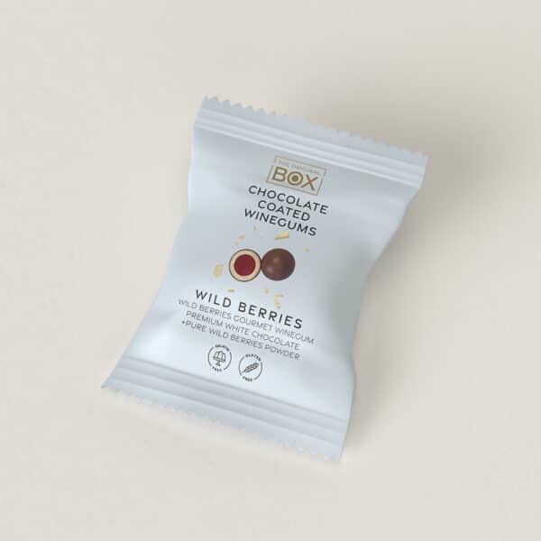 Pakke med "Wild Berries" vingummi, hvid chokolade, glutenfri, let emballage med bær og chokolade.