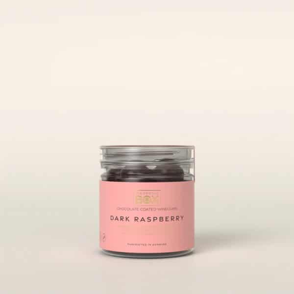 Lille cylinderformet beholder med pink label, "Dark Raspberry," håndlavet i Danmark.