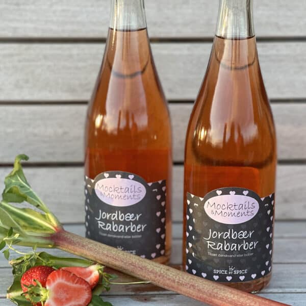Spice by Spice Mocktails & Moments | Jordbær & Rabarber – Alkoholfri Sommerdrik
