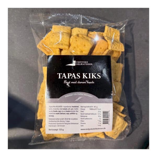 Pakke med Vestjyske Delikatesser Tapas Kiks, gennemsigtig emballage, sort label foran.