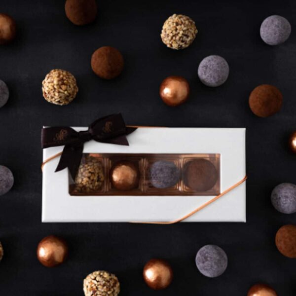 Aalborg Chokolade | Innovativ Æske – 4 stk. dansk chokolade - oversigt med sort baggrund