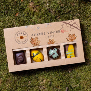 Anker Chokolade Æske med farverige chokolader, dekoreret med blade og snefnug, mærket "Ankers Vinter - 8 stk".