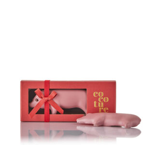 Chokolade Marcipangris i pink chokolade i rød æske med rude og sløjfe. "Cocoture" på æsken.